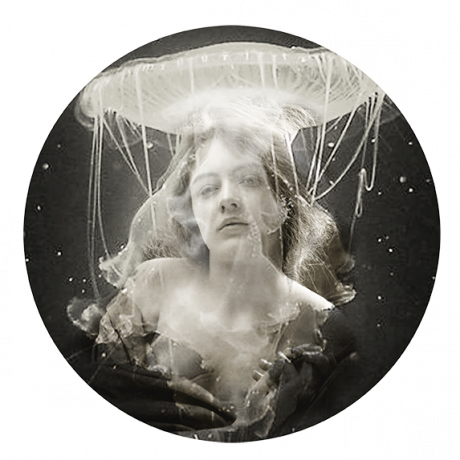 Collage de mujer bajo una medusa con tonos blancos