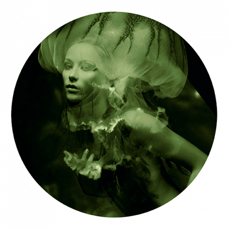 Collage de mujer medusa con tonos verdes enigmáticos